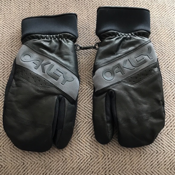 Oakley Other - Men’s oakley mittens